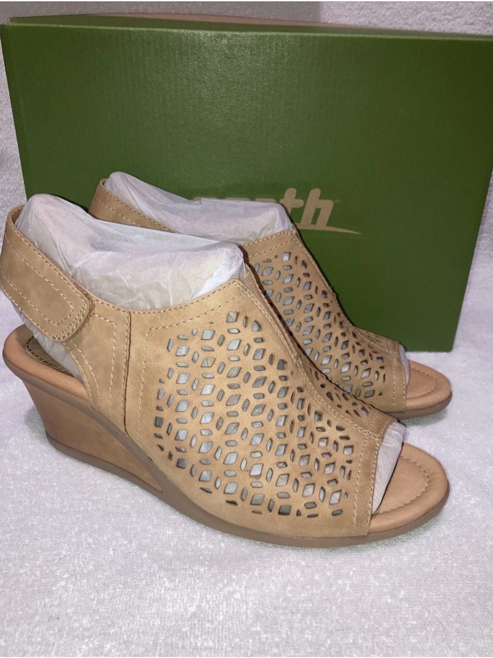 Earth Cascade Camel Vintage Leather Perforated Wedge Sandals NIB Size 9.5D Wide